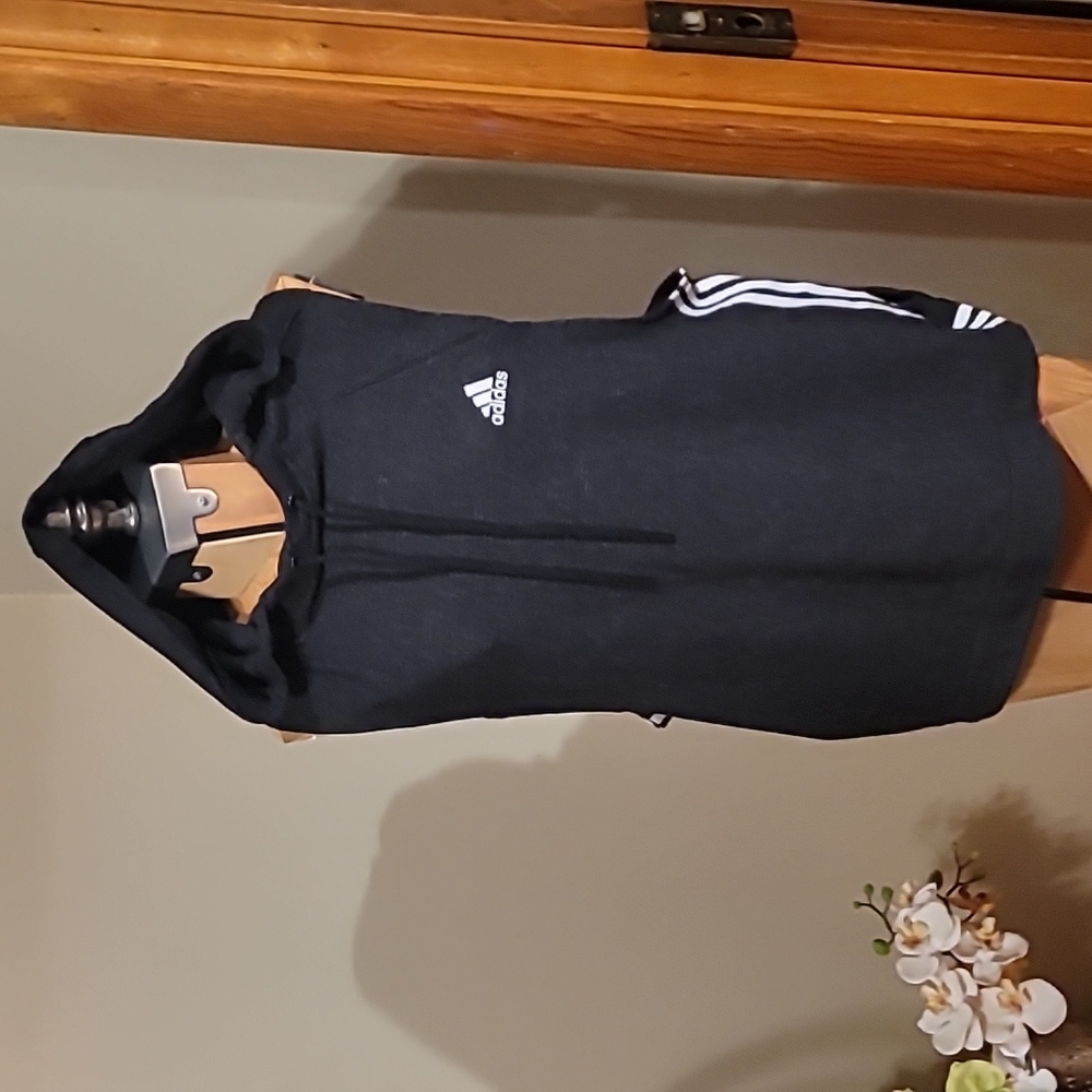 Woman's Addias Sports top w hood, Sz. L